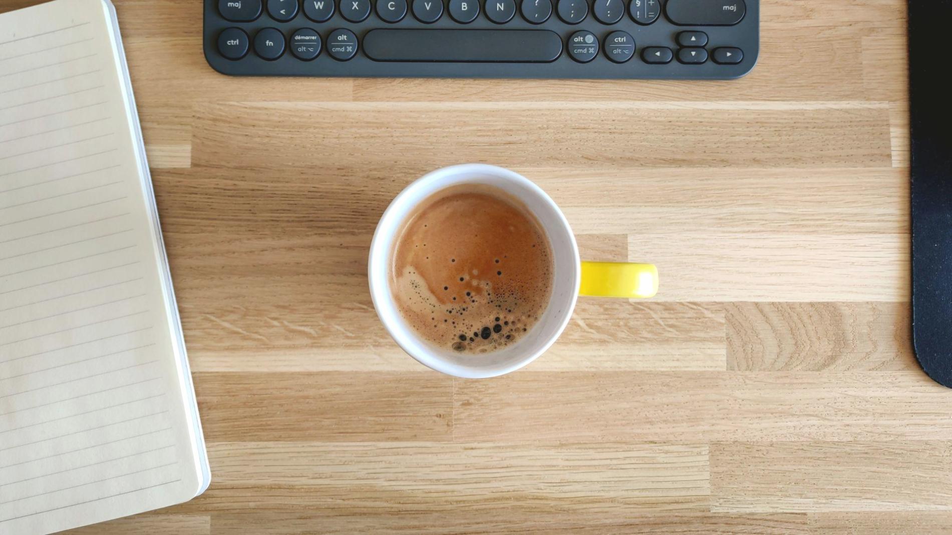 Bureau d'analyse financière moderne avec équipe travaillant sur des données stratégiques